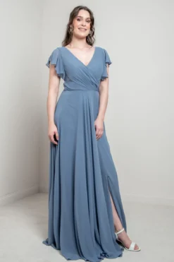 Abendkleid in Dusty Blue mit Flügelärmeln | Glam & Grace
