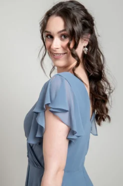 Abendkleid in Dusty Blue mit Flügelärmeln | Glam & Grace