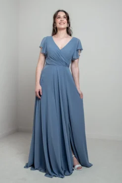 Abendkleid in Dusty Blue mit Flügelärmeln | Glam & Grace