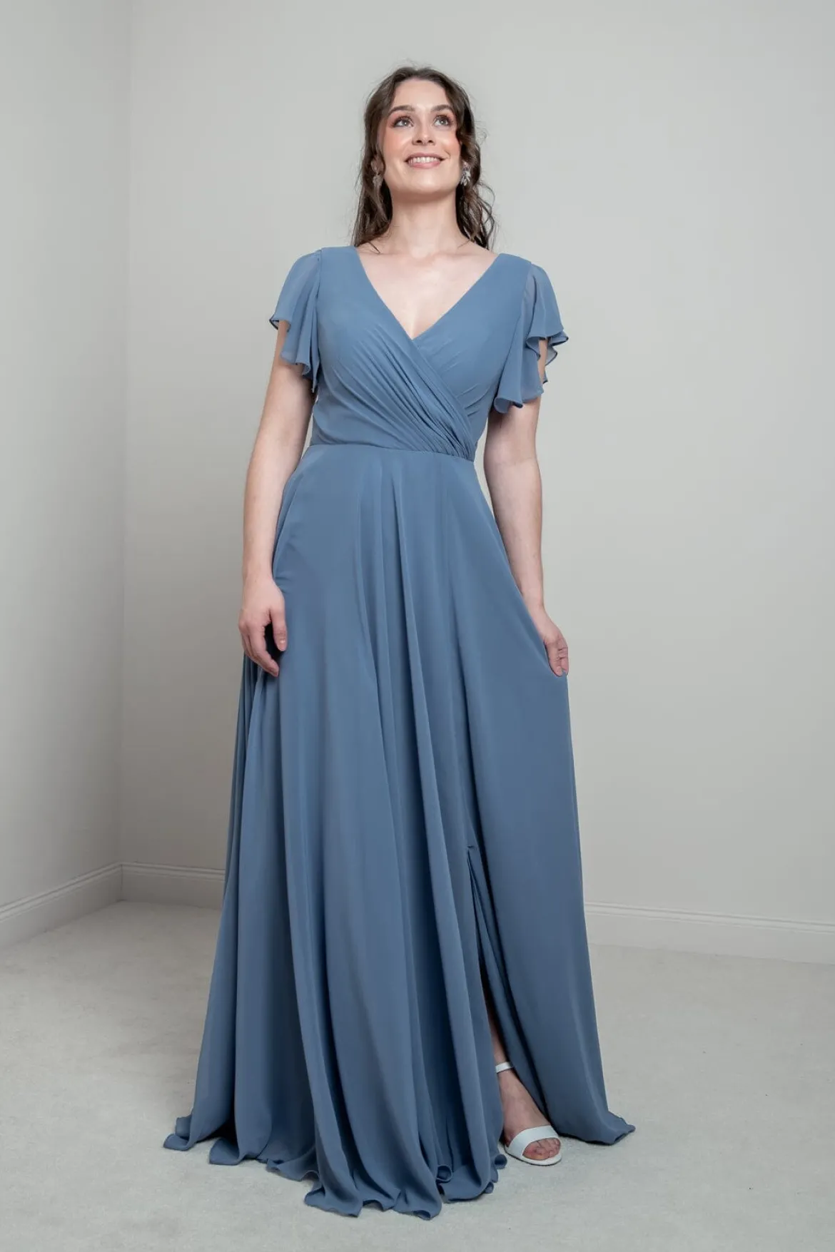 Abendkleid in Dusty Blue mit Flügelärmeln | Glam & Grace