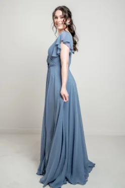Abendkleid in Dusty Blue mit Flügelärmeln | Glam & Grace