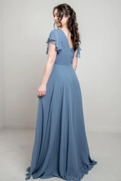 Abendkleid in Dusty Blue mit Flügelärmeln | Glam & Grace