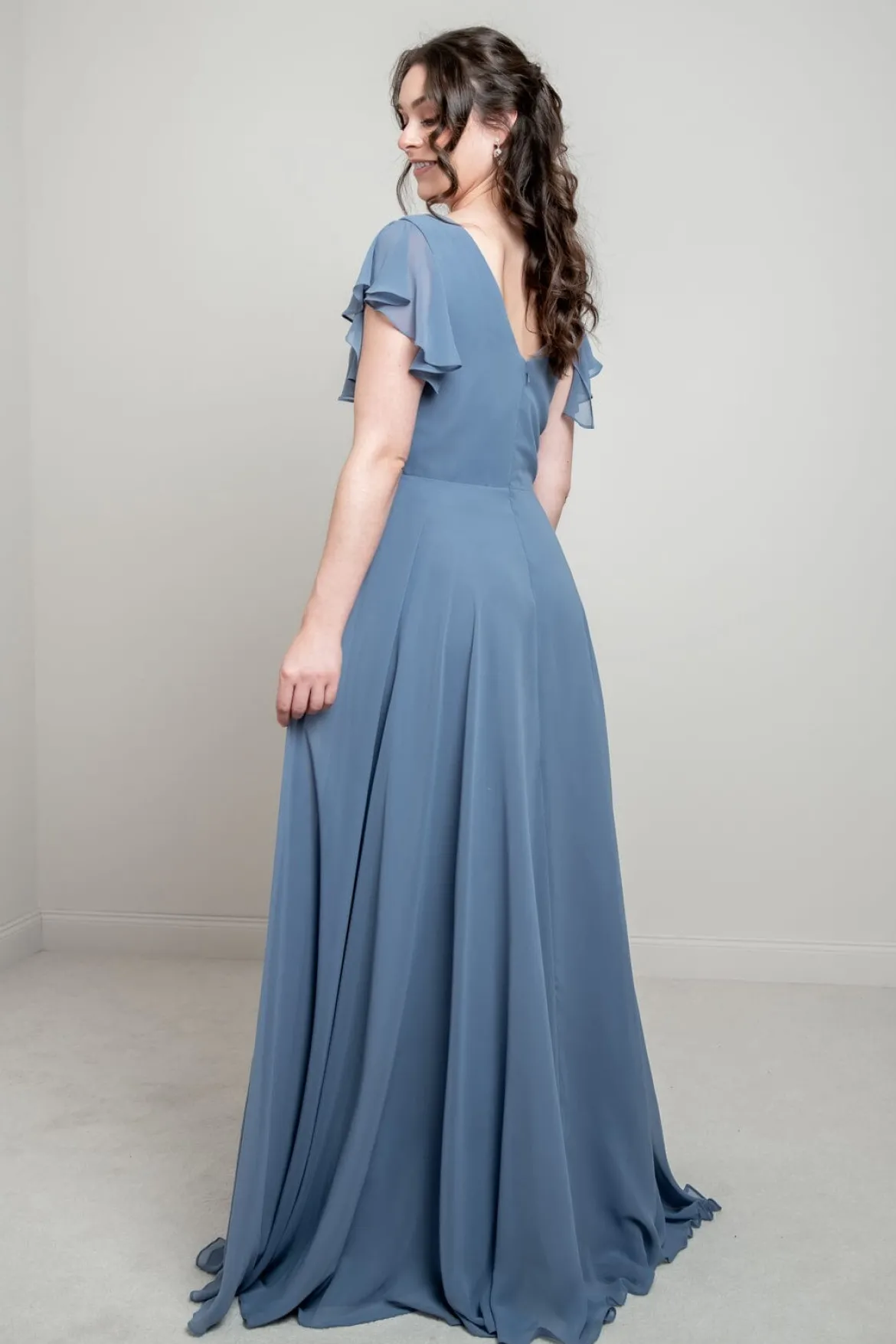 Abendkleid in Dusty Blue mit Flügelärmeln | Glam & Grace