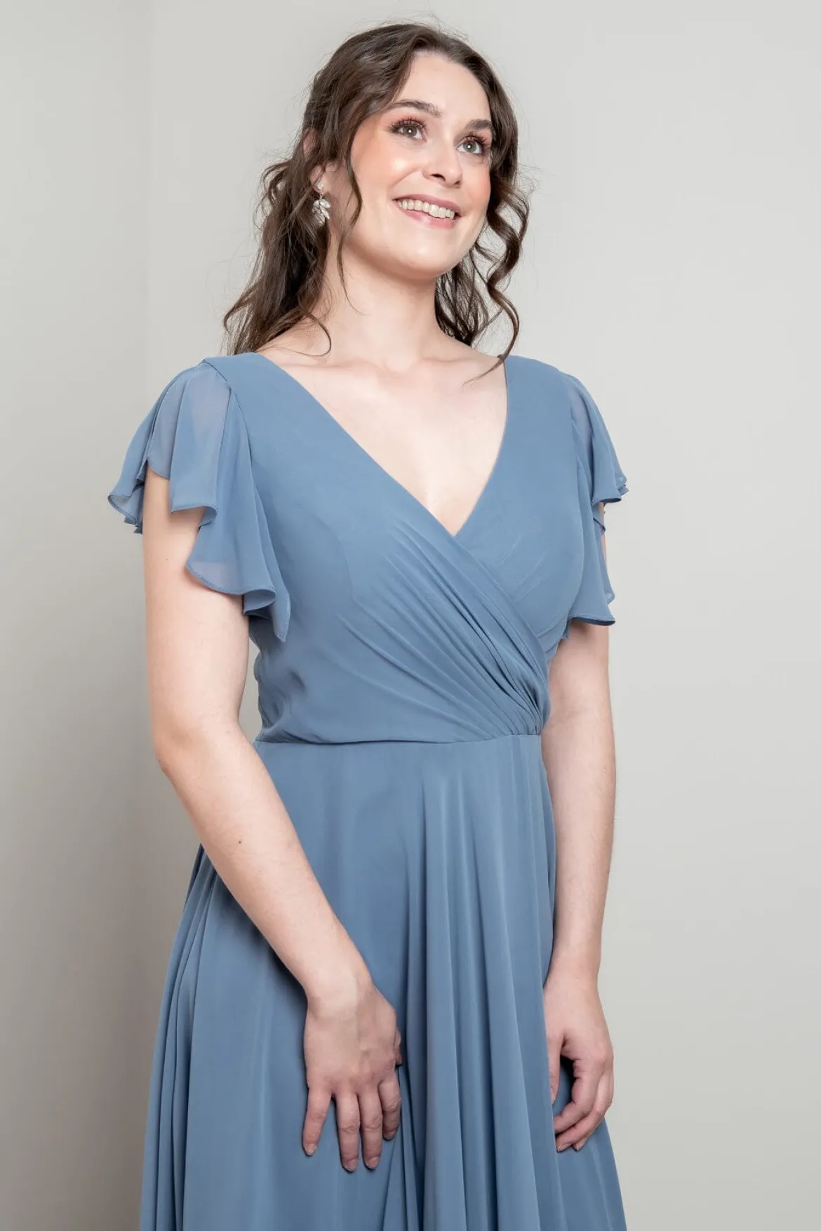 Abendkleid in Dusty Blue mit Flügelärmeln | Glam & Grace