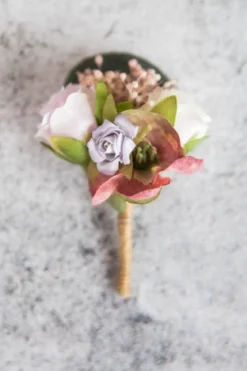 Ansteckblume mit bunten Stoffblüten