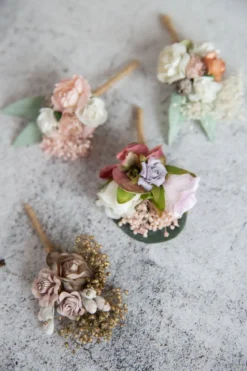 Ansteckblume mit bunten Stoffblüten