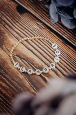 Armband mit goldfarbenen Perlen "Team Bride"