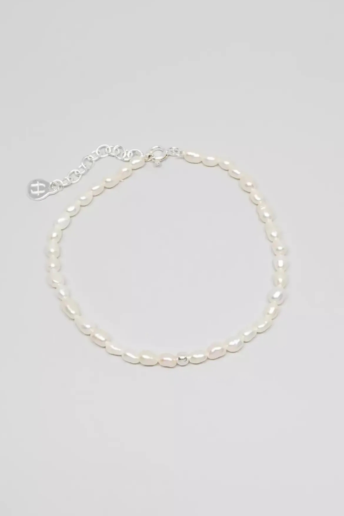 Armband mit kleinen Süßwasserperlen und Detail-Perle