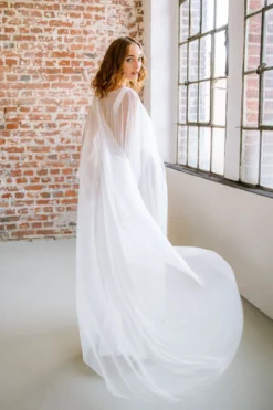 Braut Cape aus Softtüll mit Schleppe – Niamh noni