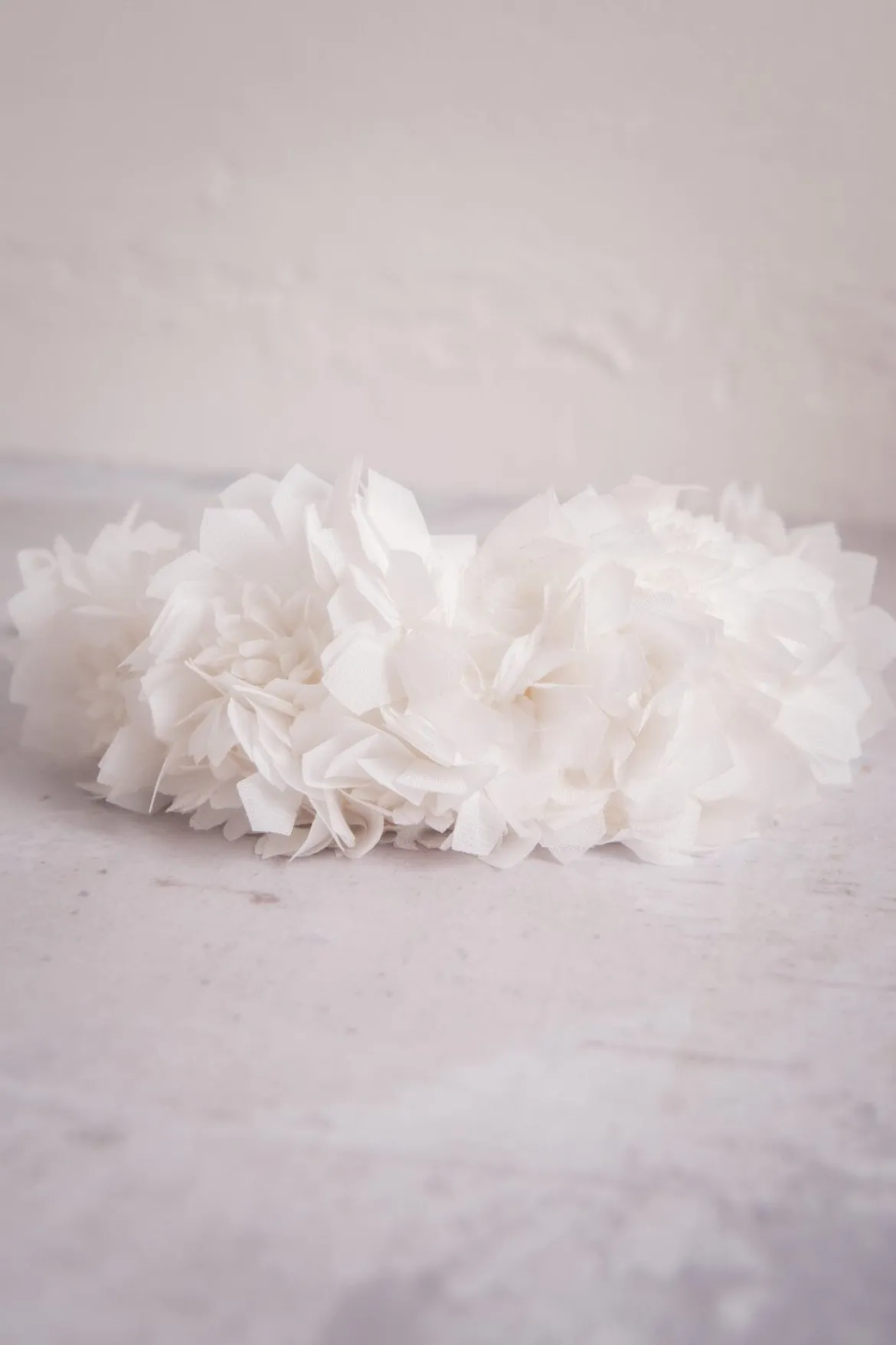 Braut Haarreif mit Organdy-Blüten in Ivory