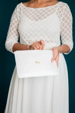 Braut-Pouch, Clutch mit Schriftzug "Mrs" in Chalky White – Katie Loxton