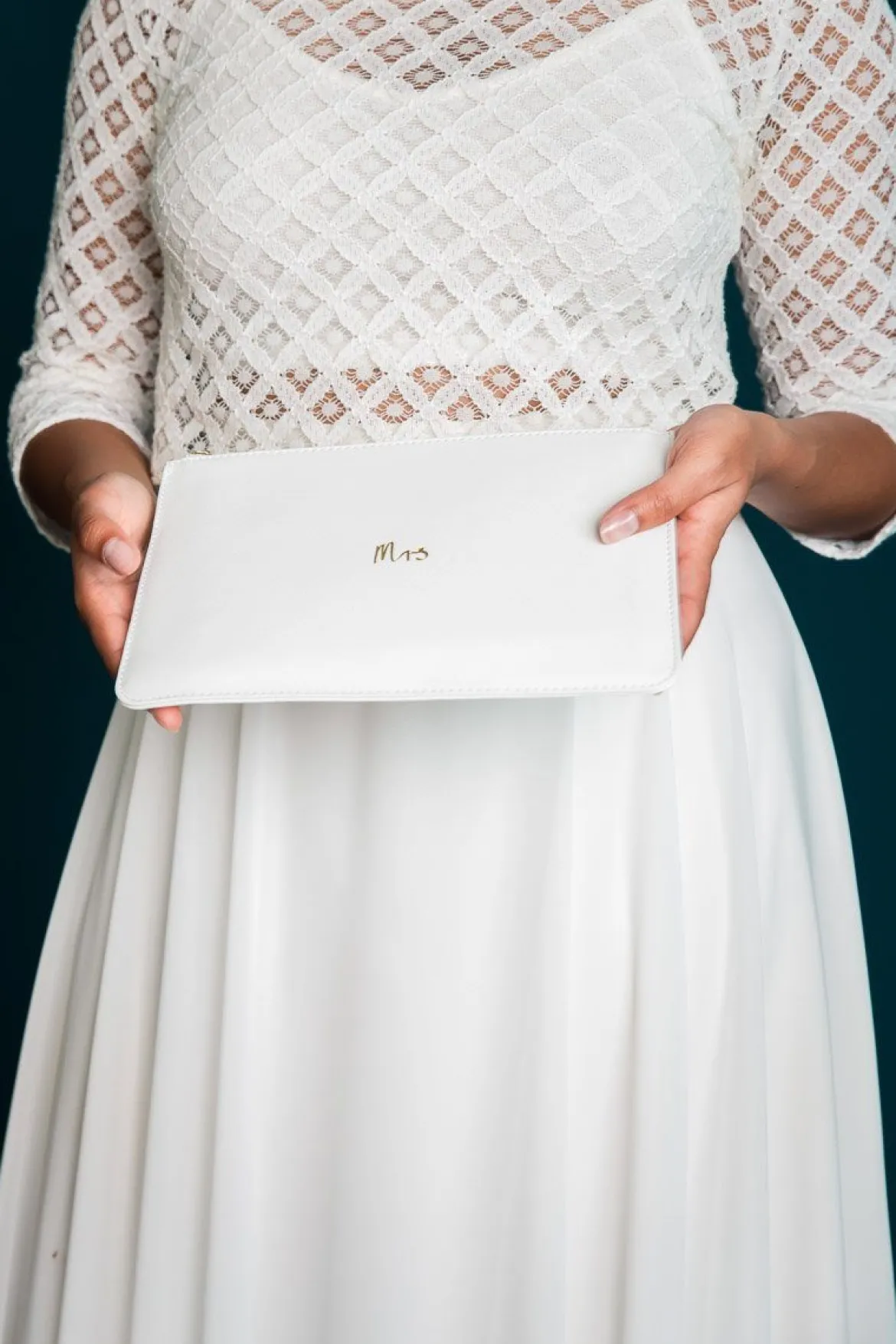 Braut-Pouch, Clutch mit Schriftzug "Mrs" in Chalky White – Katie Loxton