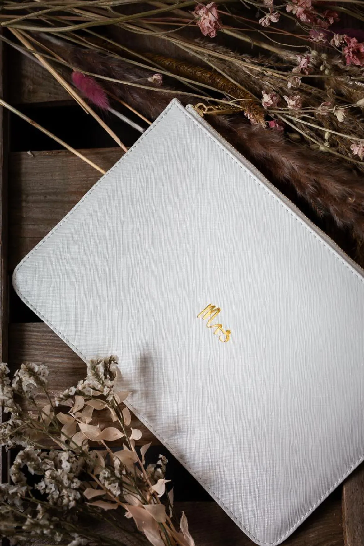 Braut-Pouch, Clutch mit Schriftzug "Mrs" in Chalky White – Katie Loxton