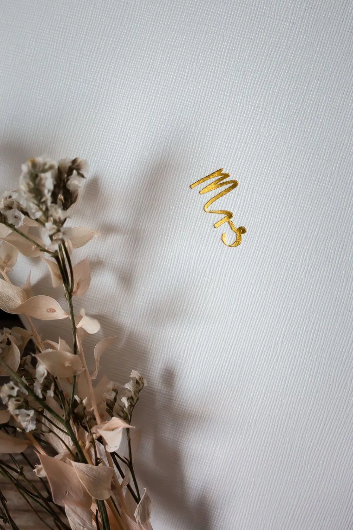 Braut-Pouch, Clutch mit Schriftzug "Mrs" in Chalky White – Katie Loxton