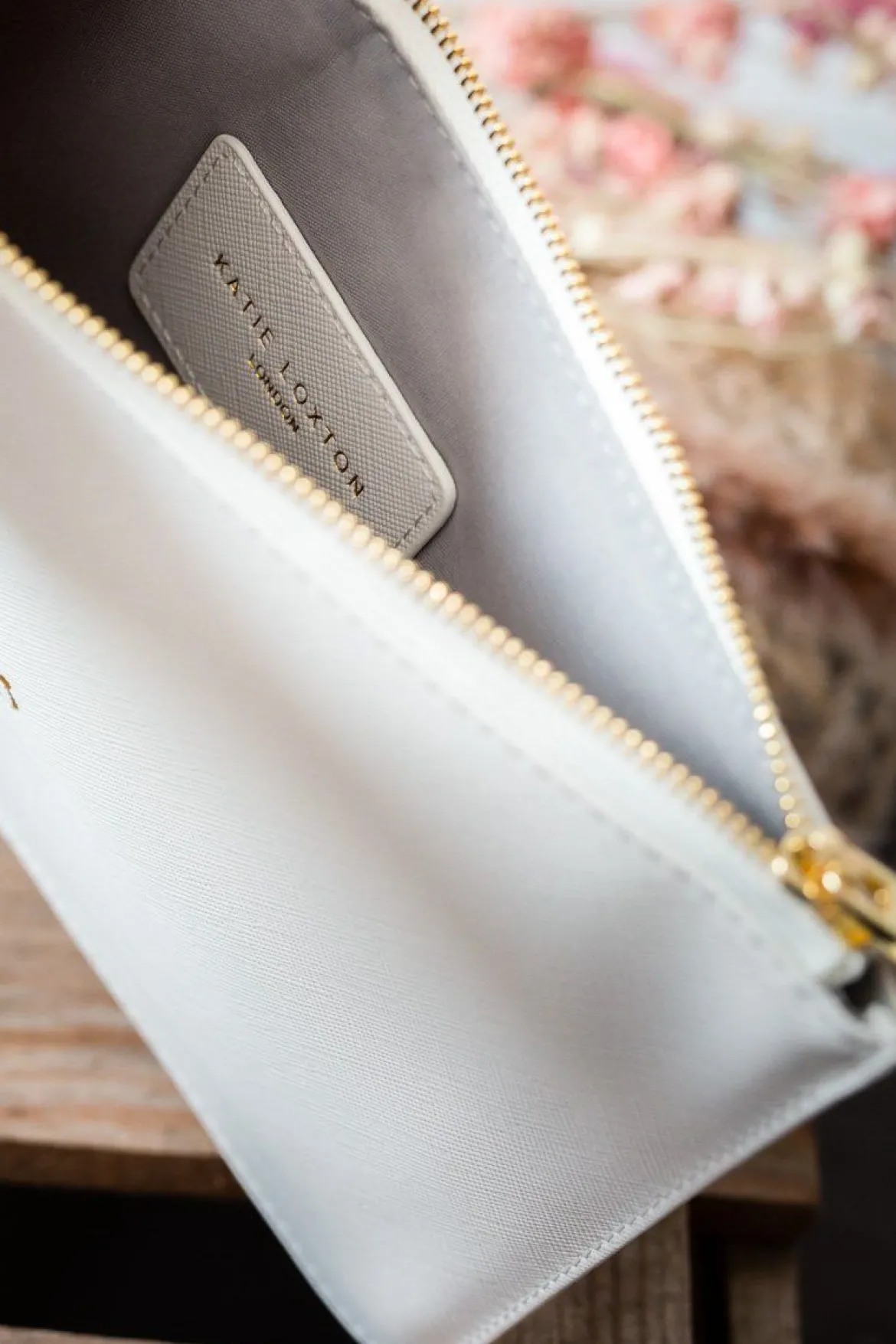 Braut-Pouch, Clutch mit Schriftzug "Mrs" in Chalky White – Katie Loxton