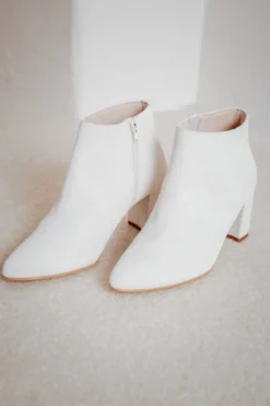Braut Stiefelette aus Leder – Anissa Off-White