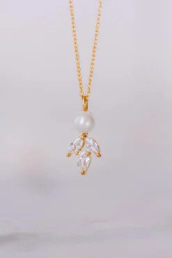Elegante Braut Halskette mit Kristallen und Perle - Simply Delightful