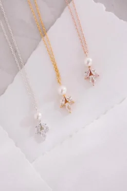 Elegante Braut Halskette mit Kristallen und Perle - Simply Delightful