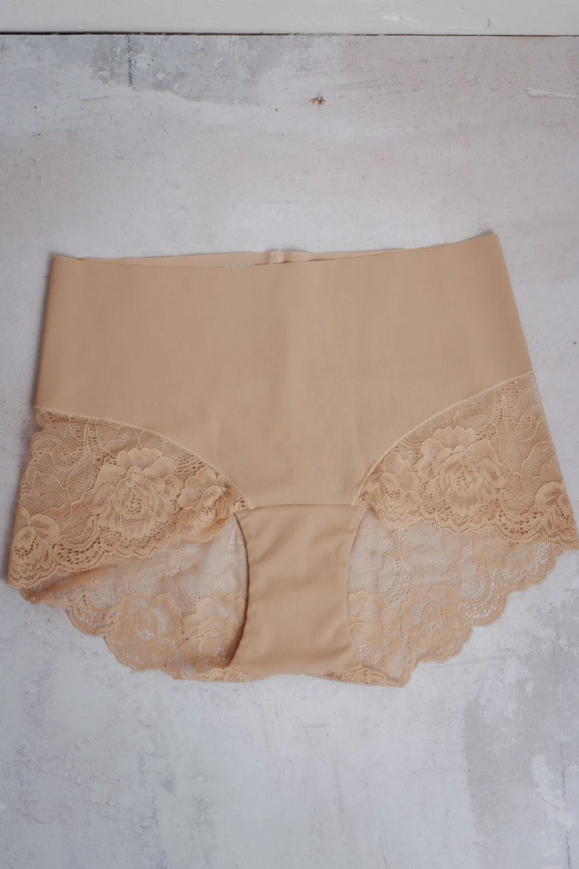 Figurformende Mid-Waist Spitzenshorts in Nude
