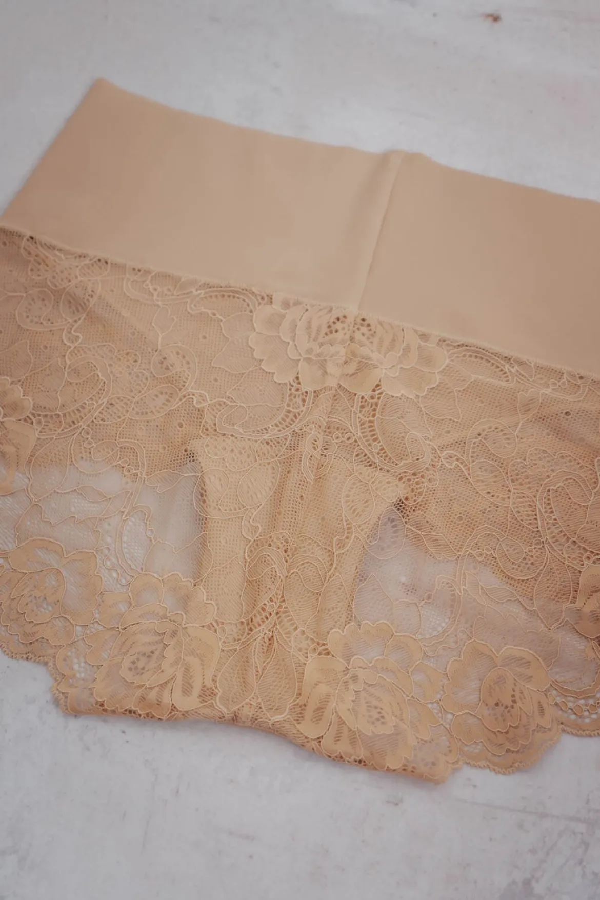 Figurformende Mid-Waist Spitzenshorts in Nude
