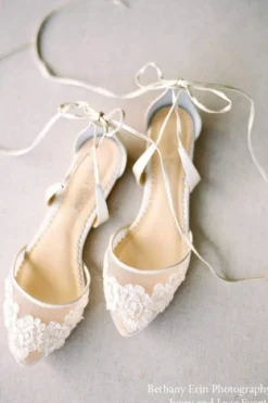 Flache Brautschuhe mit Spitze – Alicia Ivory Bella Belle Shoes