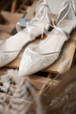 Flache Brautschuhe mit Spitze – Alicia Ivory Bella Belle Shoes