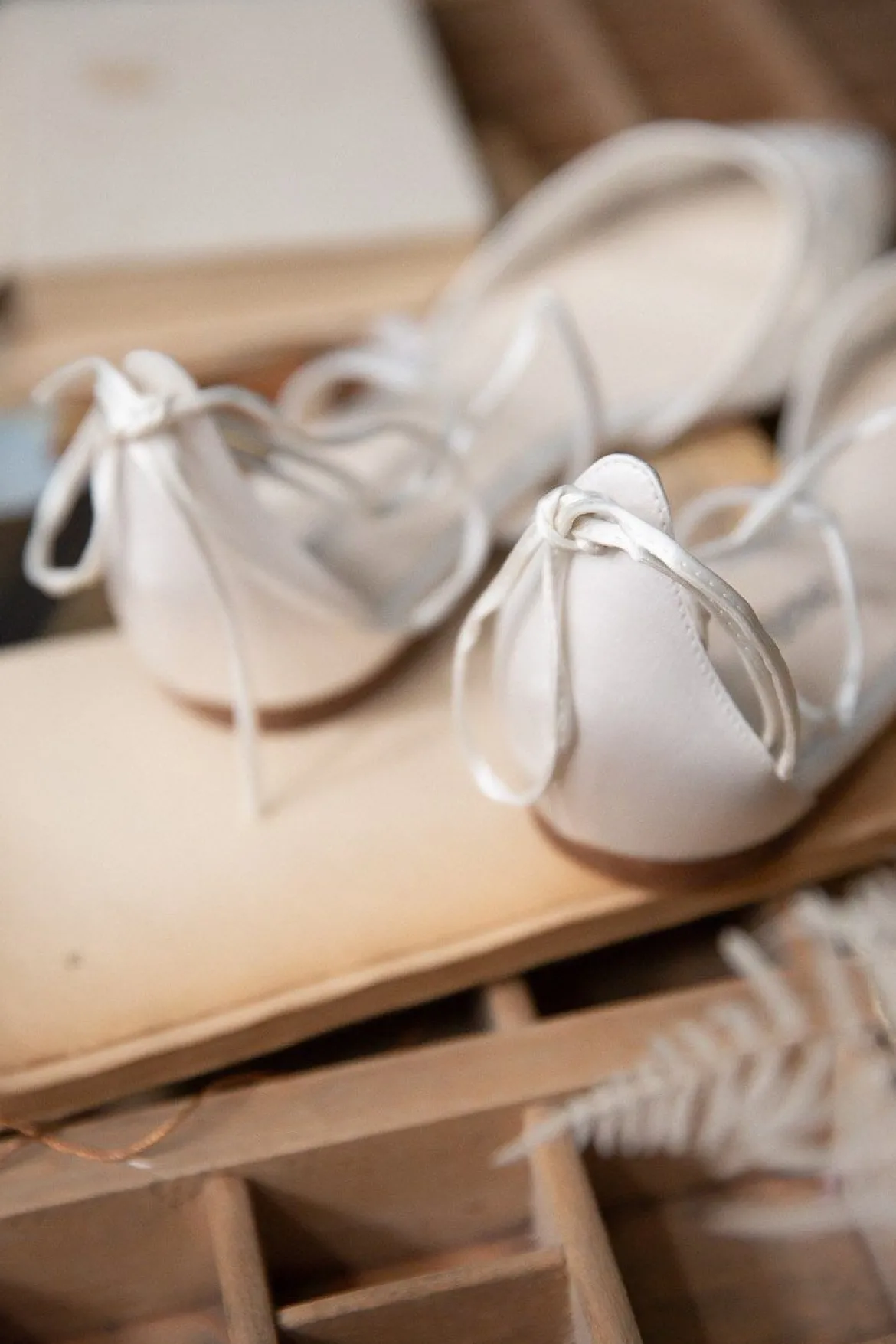 Flache Brautschuhe mit Spitze – Alicia Ivory Bella Belle Shoes