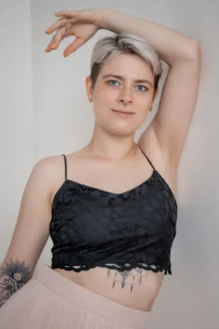Gemustertes Spitzentop – Norine Cropped Black noni