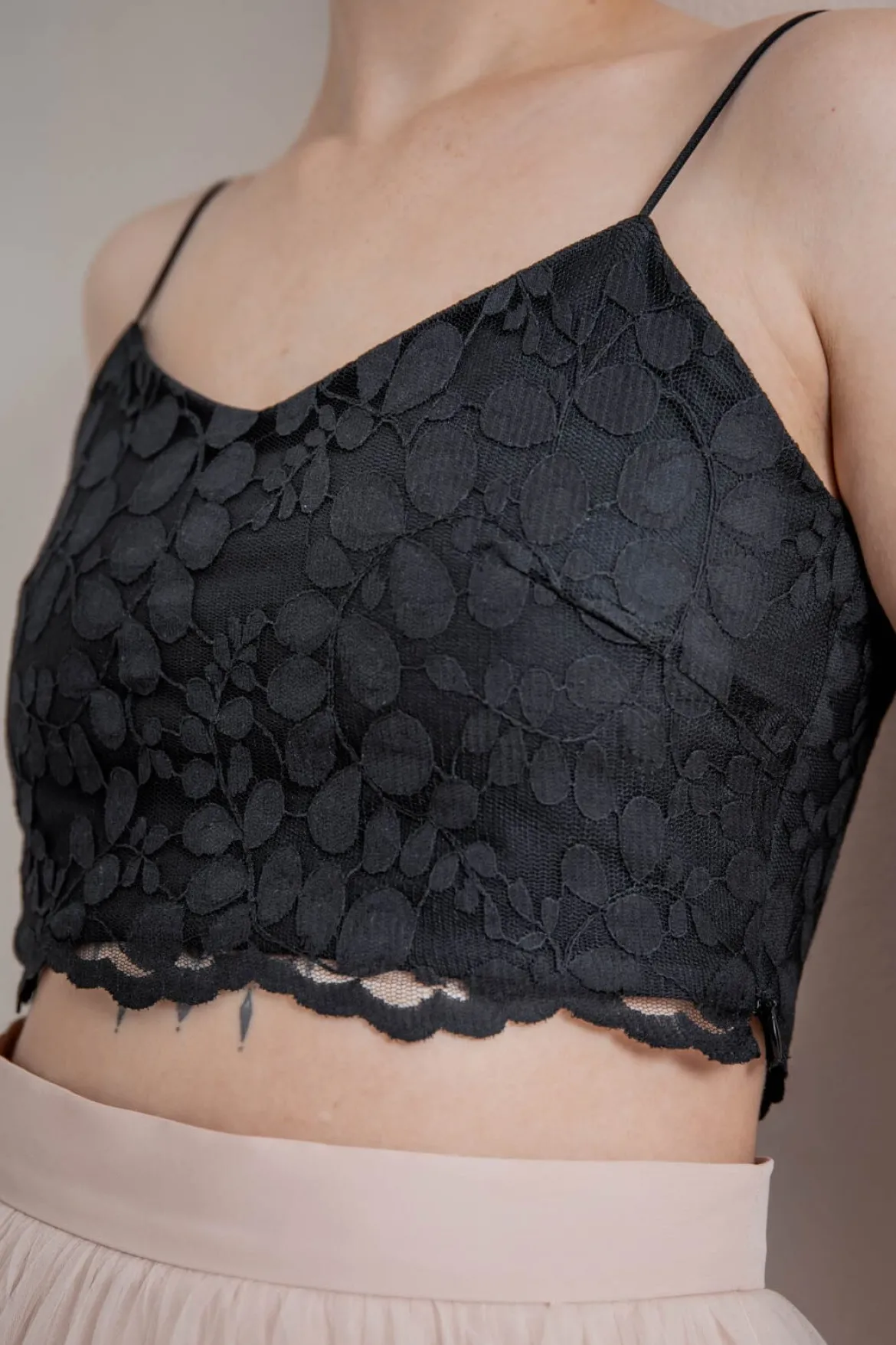 Gemustertes Spitzentop – Norine Cropped Black noni