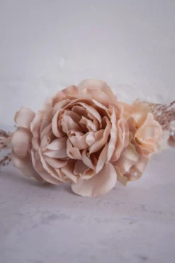 Glamouröser Blumenkranz in Rosatönen