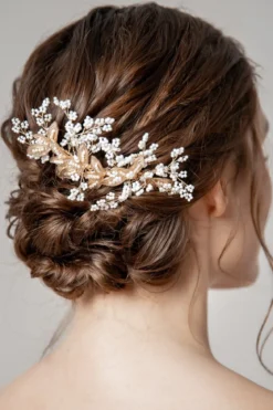 Glamouröser Haarkamm mit weißen Perlen und goldenen Blättern