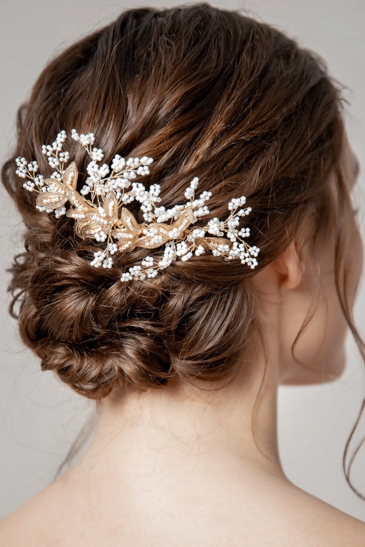 Glamouröser Haarkamm mit weißen Perlen und goldenen Blättern