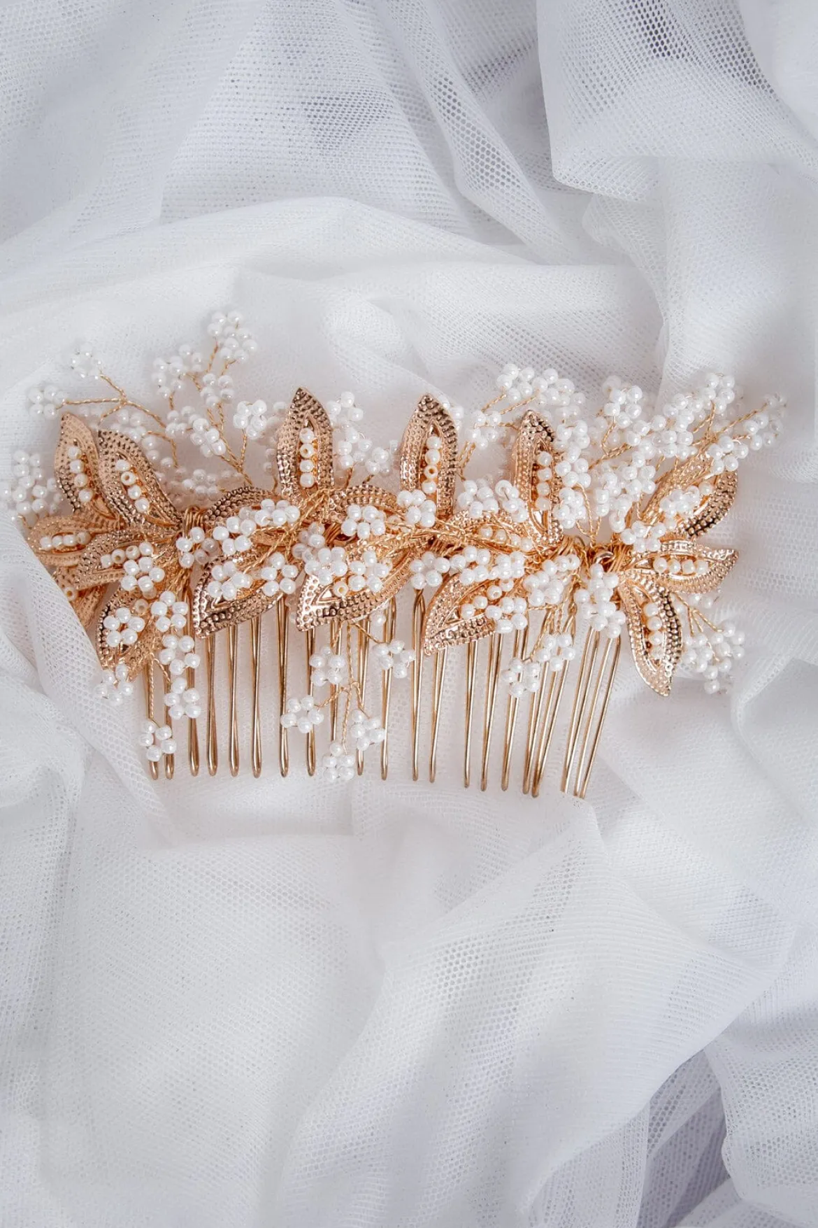 Glamouröser Haarkamm mit weißen Perlen und goldenen Blättern