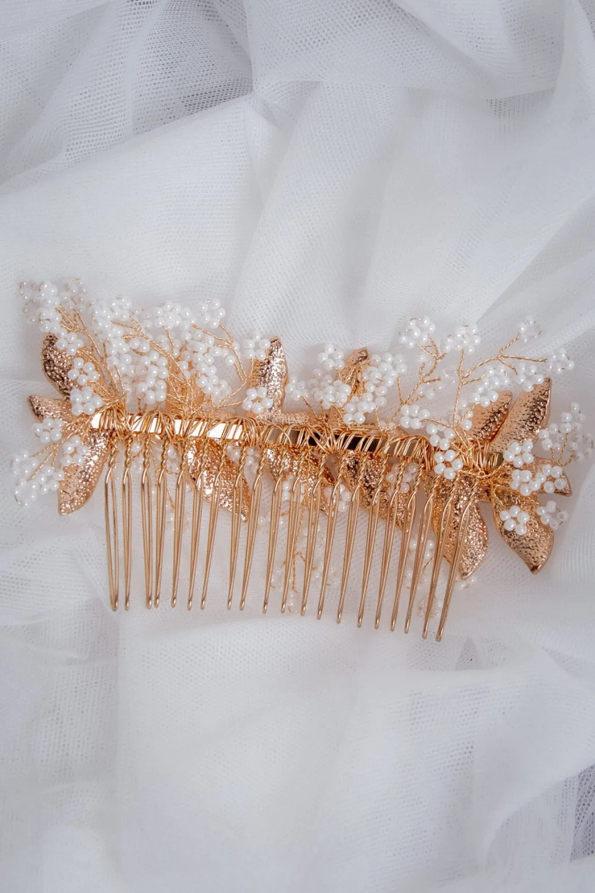 Glamouröser Haarkamm mit weißen Perlen und goldenen Blättern