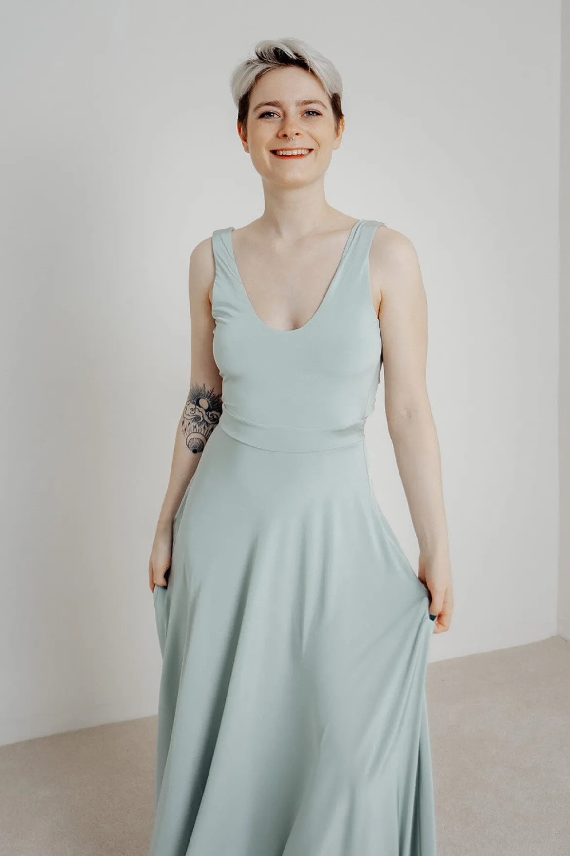 Grünes Brautjungfernkleid – Reverse Gown Sage Twobirds