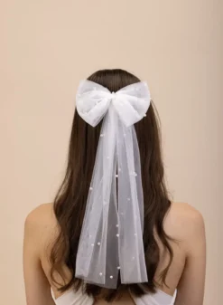 Große Tüllschleife mit Kunstperlen | The Perfect Bridal Company