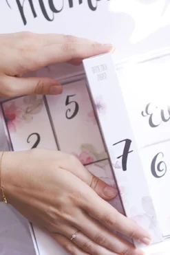 Hochzeits-Countdown-Kalender™ mit Silber-Armband und Strumpfband