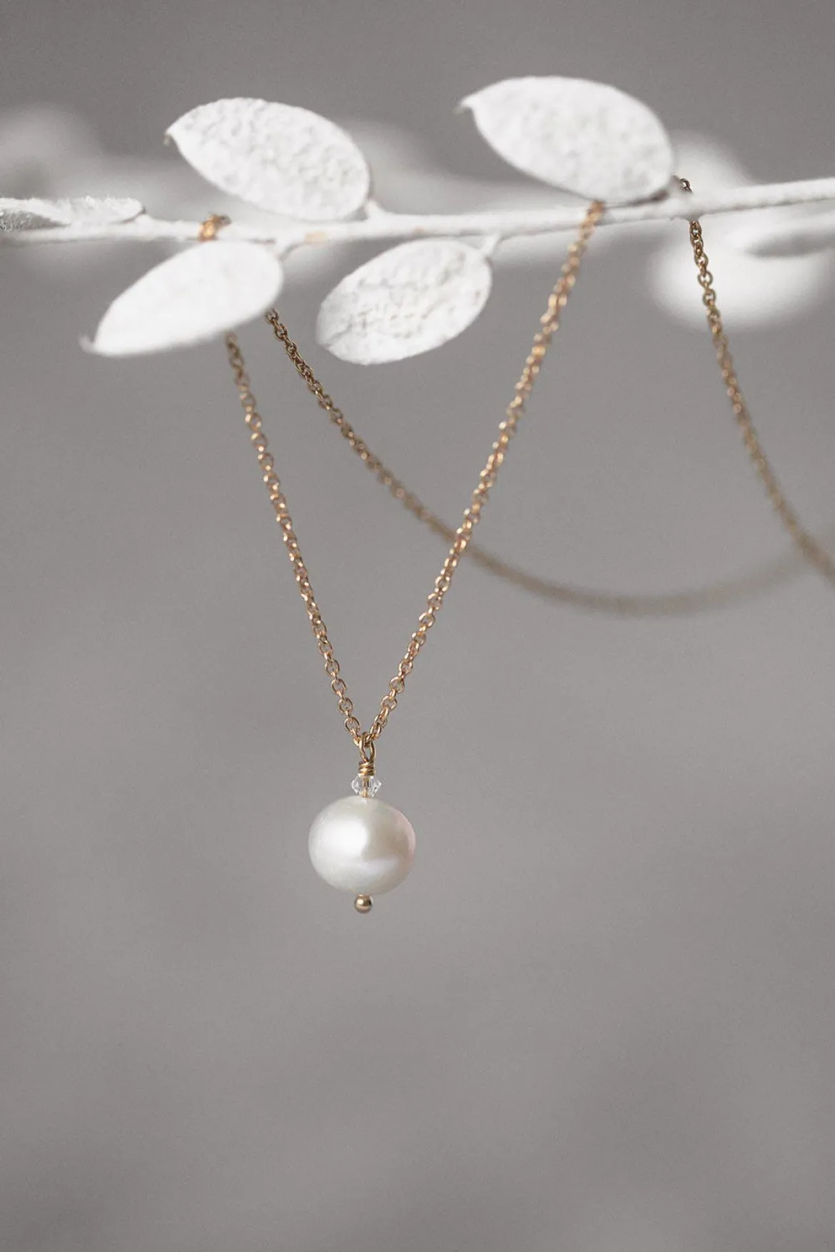 Kette mit rundem Perlen-Anhänger und kleinem Kristall – Blooming Beauty