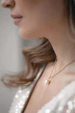 Kette mit rundem Perlen-Anhänger und kleinem Kristall – Blooming Beauty