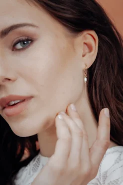 Kleine Creolen mit Anhängern aus Halbedelstein oder Perlen – Gemstone Hoops