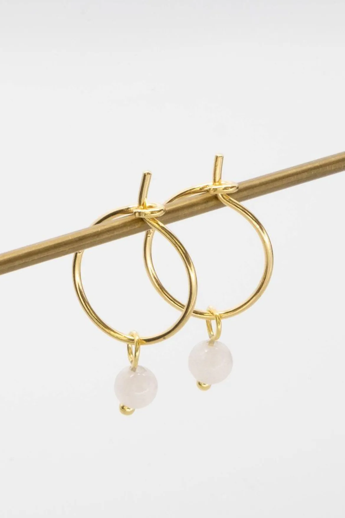 Kleine Creolen mit Anhängern aus Halbedelstein oder Perlen – Gemstone Hoops