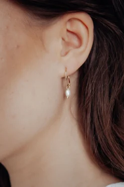 Kleine Creolen mit Anhängern aus Halbedelstein oder Perlen – Gemstone Hoops