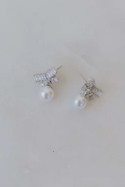 Kleine Ohrstecker mit Kristallschleife und Perle