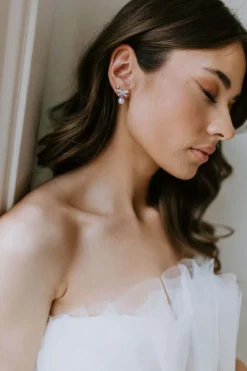 Kleine Ohrstecker mit Kristallschleife und Perle
