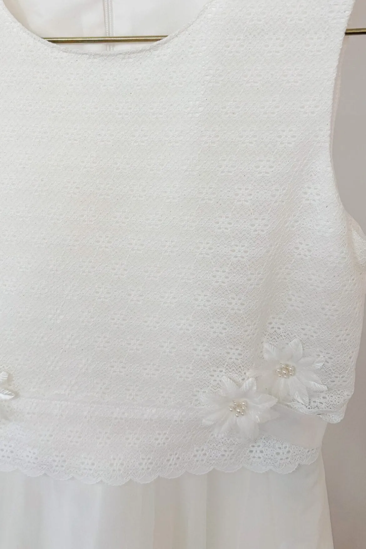 Kommunionkleid mit Glitzer und Blütenverzierung