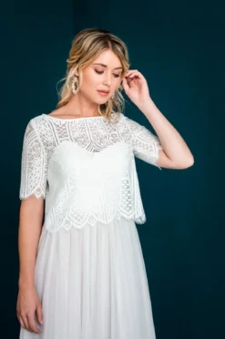 Kurzarm-Jäckchen aus Boho-Spitze in Ivory – Calista noni