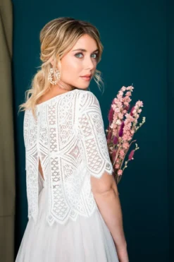 Kurzarm-Jäckchen aus Boho-Spitze in Ivory – Calista noni