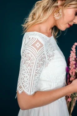 Kurzarm-Jäckchen aus Boho-Spitze in Ivory – Calista noni