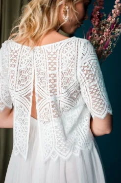 Kurzarm-Jäckchen aus Boho-Spitze in Ivory – Calista noni