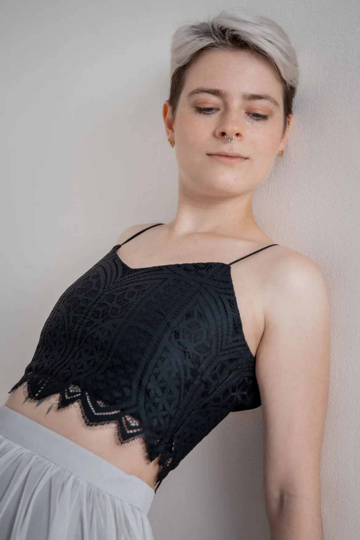 Kurzes Boho Top mit Bogenkante – Calista Cropped Black noni